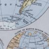 Mappemonde et pôles, planche cartographique 1930