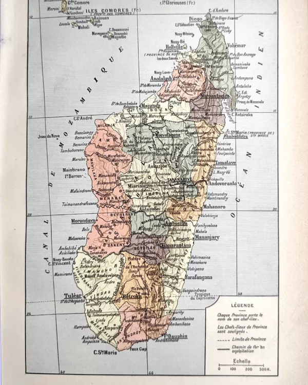 Carte ancienne de Madagascar en couleurs avec provinces, villes et chemins de fer, 1923